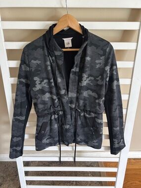 CAbi | ATC Jacket Black Camo Cinch Drawstring Waist Full Zip #3911 Small
